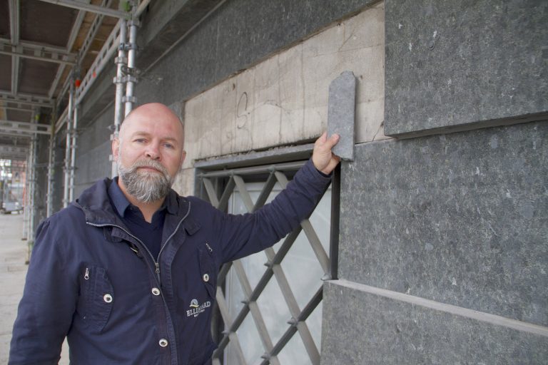 Bjarg W. Andersen er stolt over at Ellingard og deres montører nå greier å erstatte den sjeldne Solvågsteinen på fasaden i Rådhusgata 25.